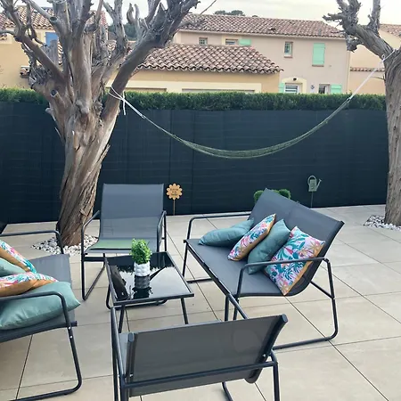 Mazet Cosy Climatisé Terrasse Privée Et Piscine Сasa de vacaciones Le Lavandou